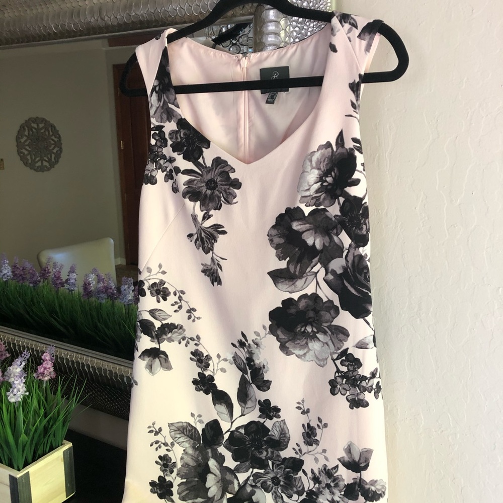 Light pink floral Adrianna Papell dress 🖤